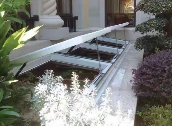 Anti-sidebow chains for automatic doors and windows